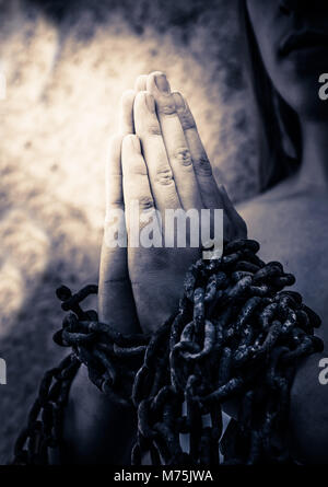 Betende Hände in Ketten gewickelt Stockfoto