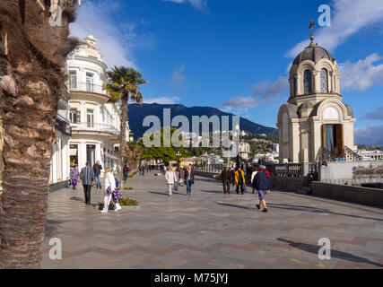 Jalta, Russland - November 10, 2015: die Menschen zu Fuß entlang der Promenade von Jalta, Krim Stockfoto