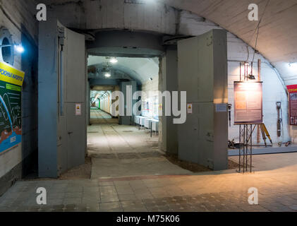 Balaklawa, Russland - 14. November 2015: schützende Tore geschlossen Eingang zu einem Tunnel, einem unterirdischen Museum Complex Balaklawa, Krim Stockfoto