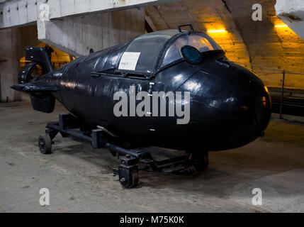 Balaklawa, Russland - November 14, 2015: Super Klein-U-Boot "Triton", eine unterirdische Museum Complex Balaklawa, Krim Stockfoto