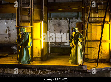 Balaklawa, Russland - 14. November 2015: die Zahlen in Schutzanzügen, dock Kanal u-Bahn Museum Complex Balaklawa, Krim Stockfoto