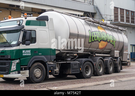 Kampen, Niederlande - Januar 13, 2018: Leerdammer Molkerei Tanker entlädt Milch bei Lyempf Baby Milch Fabrik Stockfoto