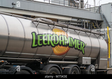 Kampen, Niederlande - Januar 13, 2018: Leerdammer Molkerei Tanker entlädt Milch bei Lyempf Baby Milch Fabrik Stockfoto