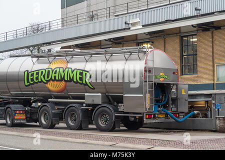 Kampen, Niederlande - Januar 13, 2018: Leerdammer Molkerei Tanker entlädt Milch bei Lyempf Baby Milch Fabrik Stockfoto