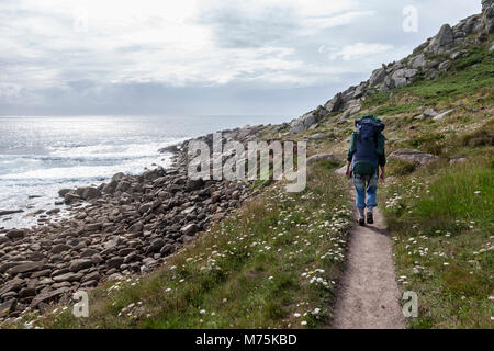 Ein Wanderer auf dem Weg in Cornwall Hügel an der Küste der Irischen See Stockfoto