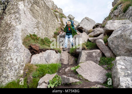 Ein Wanderer auf dem Weg in Cornwall Hügel an der Küste der Irischen See Stockfoto