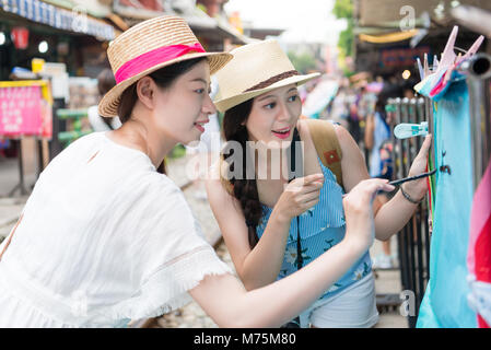 Reisende schreiben Ihre Wünsche auf die himmelslaternen im chinesischen Sinne Hoffnung auf Erfolg in der Karriere auf Shifen Alte Straße Abschnitt des Pingxi Bezirk. Stockfoto