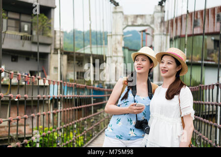 Asiatische sweety Mädchen reisen auf Holz Hängebrücke im Wald in jingtong. Sich entspannen und die Landschaft. Stockfoto