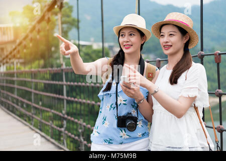 Asiatische sweety Mädchen reisen auf Holz Hängebrücke im Wald in jingtong. Und unglaublich, die Aussicht auf die Berge. Stockfoto