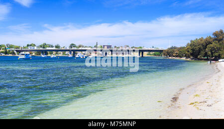 Strand neben dem Swan River in North Fremantle mit Stirling Bridge und East Fremantle in der Ferne. Western Australia Stockfoto