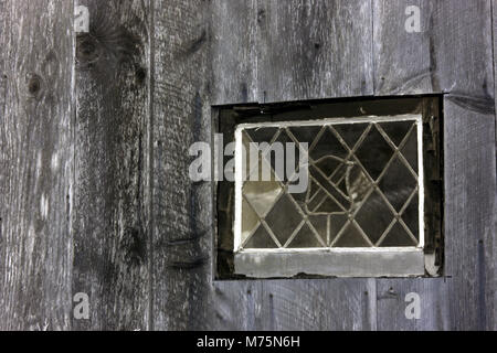 Infrarot Bild der Glasfenster auf einem rustikalen, mit Holz Wand Stockfoto