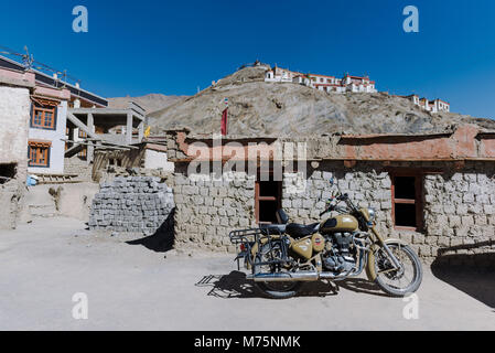 Royal Enfield Motorrad Parkplatz im Dorf in der Nähe von Leh Stadt. Leh, Ladakh, Indien. Stockfoto