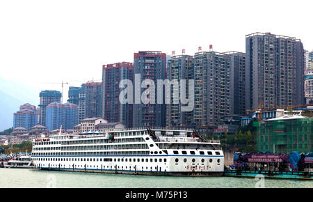 Große Tour Boot am Fluss Yangtze unter mehreren hohen günstig - Aufstieg Apartment Gebäuden Stockfoto