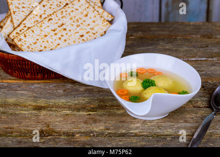 Die traditionellen jüdischen Passah Teller Suppe serviert mit mazze Mazze, jüdische Symbole für das Passah Pessach-feiertage Stockfoto