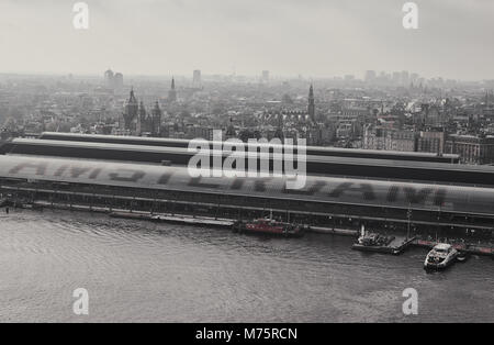 Wort Amsterdam auf dem Dach der zentralen Station auf dem IJ Fluss, Amsterdam, Niederlande Stockfoto