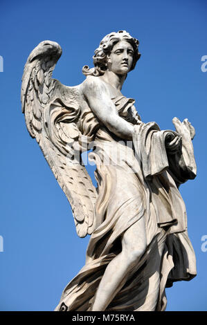 Statue von einem Engel mit dem Kleid und Würfel. Sant'Angelo Brücke, Rom, Italien Stockfoto