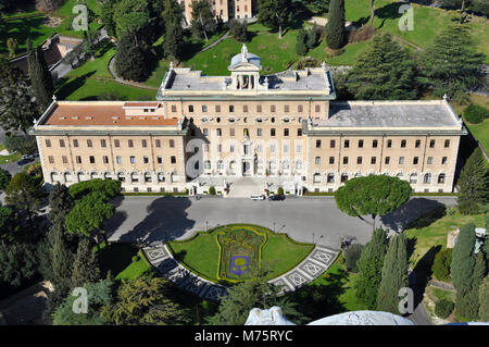 Antenne drone Blick auf den Palast des Governatorats und den Vatikanischen Gärten von oben in die Basilika Sankt Peter Stockfoto