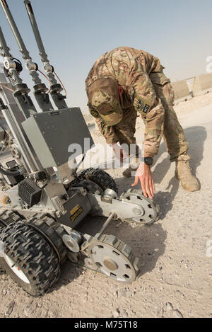 Ein F6B Roboter wird von den Mitgliedern der Beseitigung von Explosivstoffen Einheit des 379. Expeditionary Bauingenieur Squadron während einer Ausbildung Szenario im Al Udeid Air Base, Katar, Feb.15, 2018 genutzt. Die Übung ist eine gemeinsame Anstrengung zwischen Sicherheitskräften und die Beseitigung von Explosivstoffen Flug, simulierte ein Fahrzeug getragen Improvised Explosive Device Bedrohung. (U.S. Air Force Foto: Staff Sgt. Joshua Horton) Stockfoto