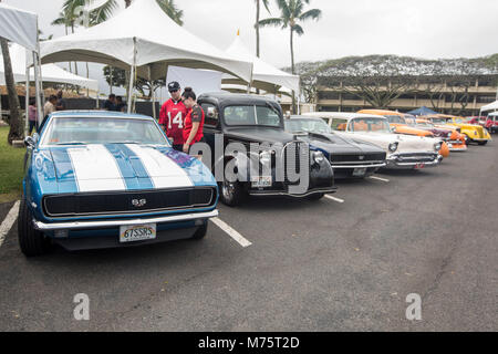 Fahrzeuge werden angezeigt, während die Eisen- und Tinte Festival durch 5-O-Motoren gehostet, Marine Corps Base Hawaii, 24.02.2018. Die Eisen- und Tinte Festival ist eine jährliche Veranstaltung für die Mitglieder und ihre Familie eine kostenlose Auto Show mit einem Tattoo Contest zu genießen, aber auch Essen und Unterhaltung. (U.S. Marine Corps Foto von Lance Cpl. Isabelo Tabanguil) Stockfoto