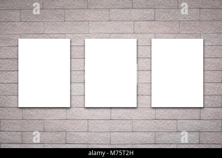 Drei weiße Leere Werbetafeln auf Wand für Werbung und Information Stockfoto