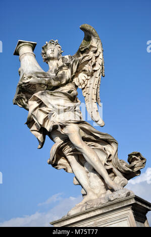 Marmorstatue der Engel, die mit der Spalte von Antonio Raggi. Ponte Sant Angelo Brücke, Rom, Italien Stockfoto