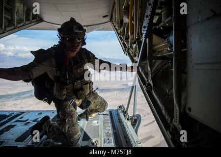 Ein US Air Force pararescueman auf der 83rd Expeditionary Rescue Squadron am Flughafen Bagram, Afghanistan zugewiesen ist, stellt sich auf den Rand der Rampe als jump Master, wo er für die Drop Zone bei einem Sprung von einem US Air Force C-130J Hercules Super März 4, 2018 Scans. Pararescuemen Schulung durchführen zu bekämpfen, medizinische Verfahren und Suche und Rettung, ihre Fähigkeiten zu verbessern, der das höchste Niveau der taktischen Fähigkeiten mit den Kommandanten der Kombinierten Joint Operations - Afghanistan. (U.S. Air Force Foto von älteren Flieger Nathaniel Stout) Stockfoto