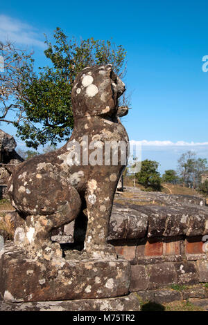 Dangrek Berge Kambodscha, Guardian Lion über die Naga Balustrade im 11. Jahrhundert Preah Vihear Tempel Komplex suchen Stockfoto