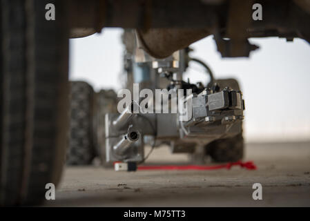 Ein F6B Roboter wird von den Mitgliedern der Beseitigung von Explosivstoffen Einheit des 379. Expeditionary Bauingenieur Squadron während einer Ausbildung Szenario im Al Udeid Air Base, Katar, Feb.15, 2018 genutzt. Die Übung ist eine gemeinsame Anstrengung zwischen Sicherheitskräften und die Beseitigung von Explosivstoffen Flug, simulierte ein Fahrzeug getragen Improvised Explosive Device Bedrohung. (U.S. Air Force Foto: Staff Sgt. Joshua Horton) Stockfoto