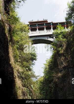 Enshi China Grand Canyon mit der Brücke. Reisen in der Provinz Hubei, Enshi Stadt, China in 2014, 10. April. Stockfoto