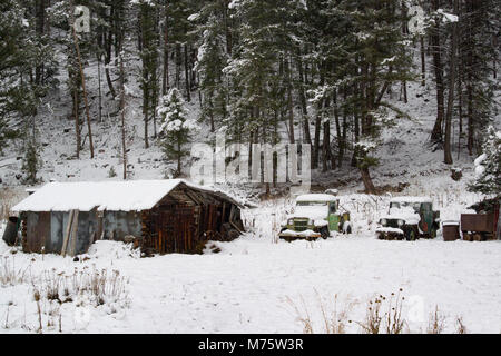 Alte Willy Jeep, im Schnee begraben, neben einer Arbeit Halle, in der Geisterstadt Tower, östlich von Philipsburg, Montana. Stockfoto