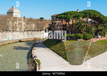 In der Mitte des Tiber in Rom ist die kleine Insel Isola Tiberina. Repubblica Krankenhaus auf der westlichen Seite. Synagoge auf der linken Seite. Latium, Italien. Stockfoto