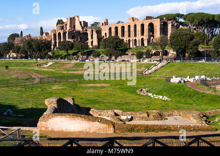 Ruinen von Domus Augustana Palast auf dem Palatin vom Circus Maximus, Rom, Latium, Italien gesehen. Stockfoto