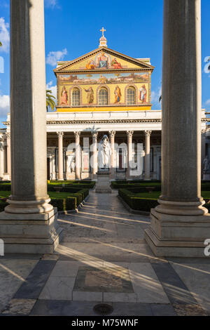 Basilika St. Paul oder die Basilika di San Paolo fuori le Mura südlich der alten Stadtmauer. Rom. Latium, Italien. Stockfoto