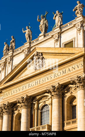 St. Peter's Cathedral Kuppel und religiöse Statuen auf dem Petersplatz Vatikan, Rom, Latium, Italien. Stockfoto