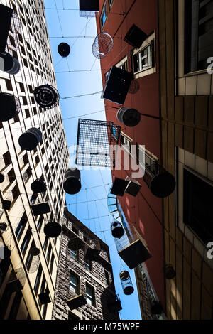 Eine Kunstinstallation von 50 hängende Käfige, betitelt Vergessen Lieder. Es comenorates die Songs von fünfzig Vögel einmal in Sydney gehört. Stockfoto