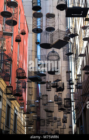 Eine Kunstinstallation von 50 hängende Käfige, betitelt Vergessen Lieder. Es comenorates die Songs von fünfzig Vögel einmal in Sydney gehört. Stockfoto