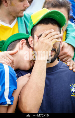 Brasilianischen Fußball-Fans traurig nach Fußballspiel Stockfoto