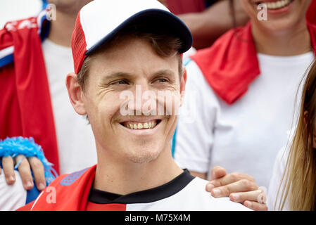 Fußball-Fan lächelnd im Match, Porträt Stockfoto