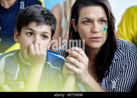 Mutter und Sohn, Fußball Match zu Hause Stockfoto