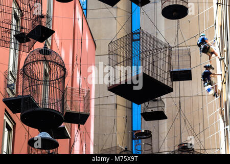 Eine Kunstinstallation von 50 hängende Käfige, betitelt Vergessen Lieder. Es comenorates die Songs von fünfzig Vögel einmal in Sydney gehört. Stockfoto