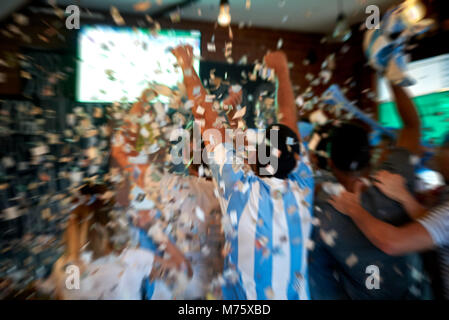 Argentinische Fußball-Fans, Fußball Match in der Sports Bar Stockfoto