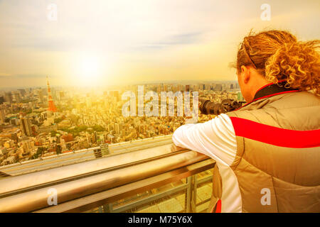 Reisender Fotograf nimmt ein Bild von Tokio Skyline und Tokyo Tower, Minato, Tokio, Japan. Japan reisen Entdeckung Konzept. Stockfoto