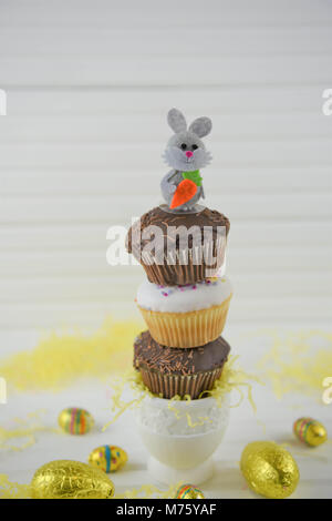 Kreative Schokolade Ostern Kuchen auf Weiß Stockfoto