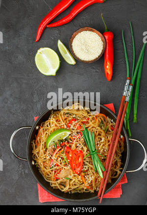 Spicy Glasnudeln mit Gemüse und Fleisch - Rind, Karotten, Paprika, Zucchini, Kalk, Chili, Ingwer, Frühlingszwiebeln und Sesam. Tradi Stockfoto