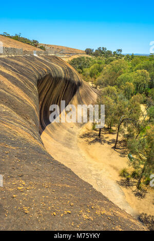 Luftbild von der Oberseite des berühmten Ort der Wave Rock, australische Outback, in der Nähe von Hyden, Western Australia. Die natürliche Felsformation ist wie ein hoher Ocean Wave in Hyden Wildlife Park geprägt. Vertikale erschossen. Stockfoto