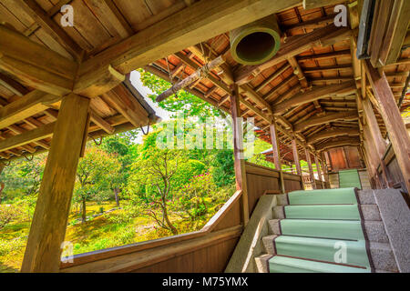 Kyoto, Japan - 27. April 2017: Architektur von Zen Tempel Tenryu-ji in arashiyama am westlichen Stadtrand von Kyoto, Japan. Die langen überdachten Korridor und Staicase mit eisernen Glocke, die aus der Hojo Hall, führt in den Teestuben. Stockfoto