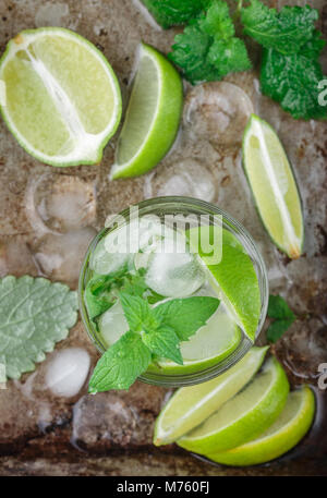 Mojito Cocktail oder Limonade mit Limette, Minze und Eiswürfel. Traditionelle Sommer erfrischendes Getränk. Selektiver Fokus Stockfoto