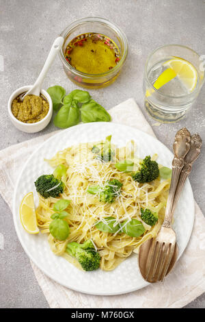 Hausgemachte frische Pasta mit Pesto und Brokkoli mit Käse und Basilikum. Tagliatelle. Ein köstliches Abendessen. Selektiver Fokus Stockfoto