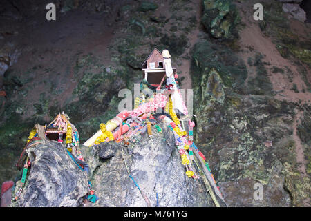 Holz- lingams Angebote Prinzessin Phra Nang Höhle, Railay Halbinsel, Krabi, Thailand Stockfoto