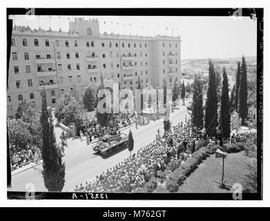 Ein Foto von der Geburtstagsparade von König Georg VI. Am 14. Juni 1945. Das Bild zeigt die königlichen Feierlichkeiten mit militärischen und öffentlichen Präsentationen zu Ehren des Königs während des Zweiten Weltkriegs Stockfoto